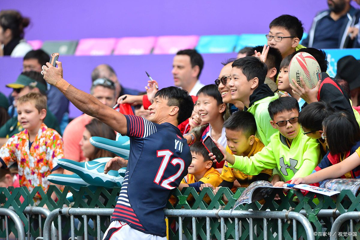 足球赛场上的精彩瞬间，让球迷沉浸在无穷欢乐