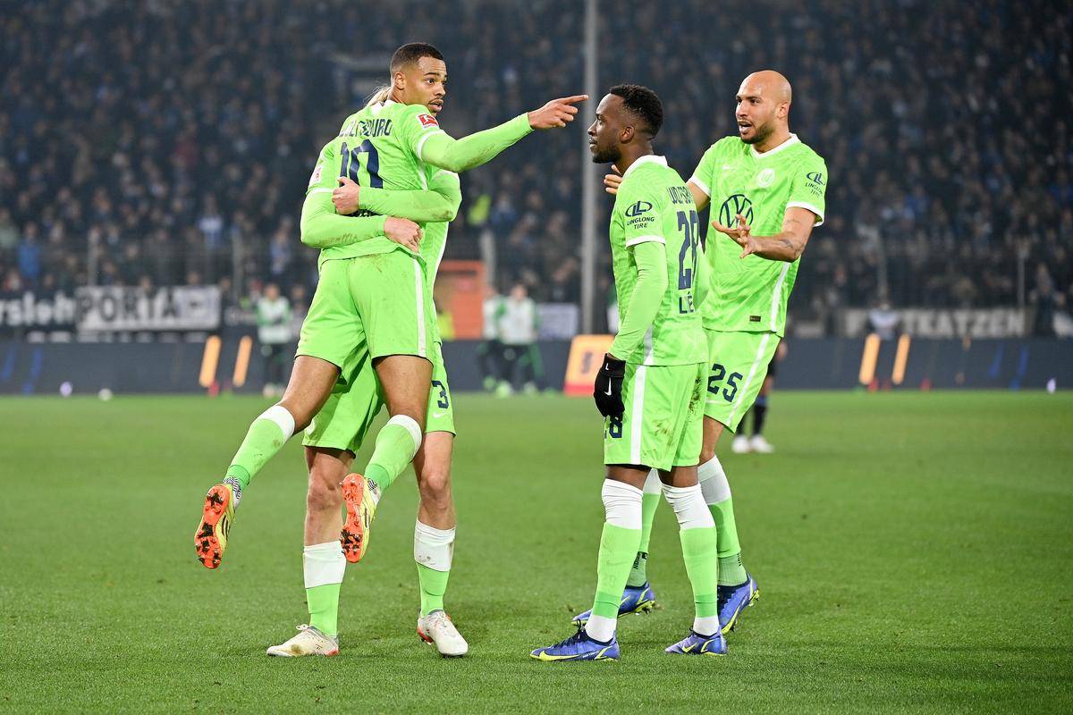 包含沃尔夫斯堡主场胜出，实现卫冕殊荣的词条