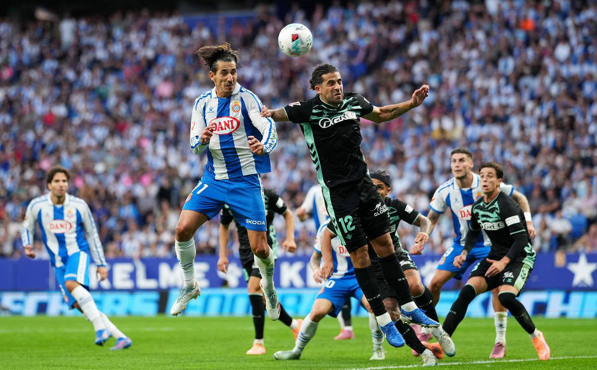 曼联客场惨败西汉姆，榜首球队交手遭质疑