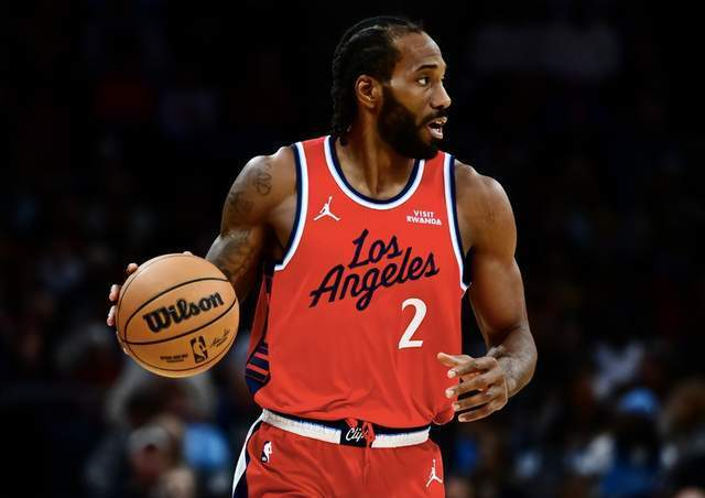 包含莱昂纳德闪耀，带领快船队赢得胜利的词条