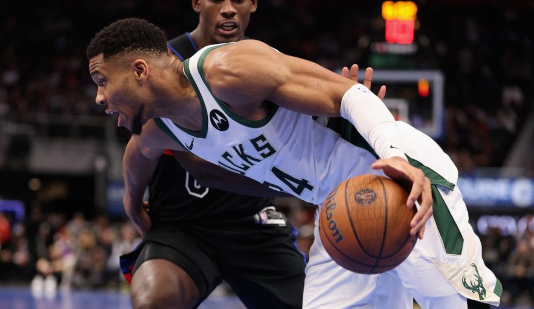 雄鹿队后卫再度闪耀球场，领军取胜