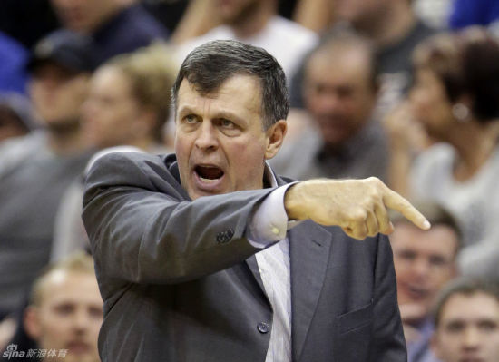 惨败之后主帅紧急召开会议，全队寻找失利原因的简单介绍