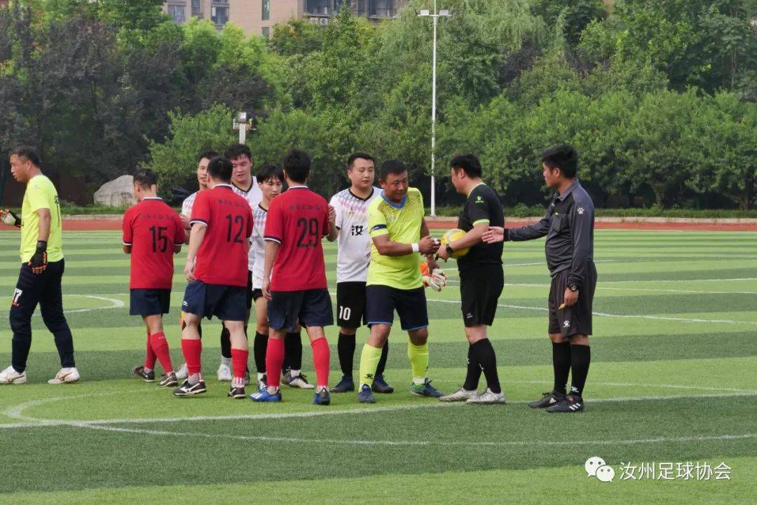 激烈角逐中取得胜绩的足球队表现亮眼的简单介绍