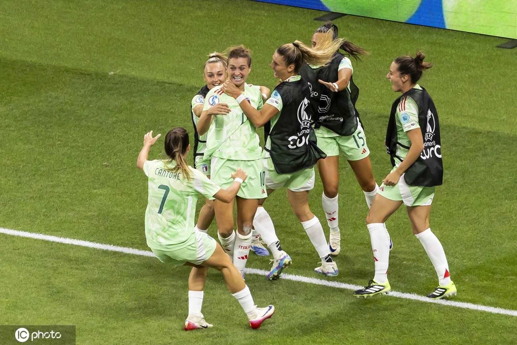 包含意大利女足金靴出击,轻松击败对手跻身比赛四强的词条 包含意大利女足金靴出击,轻松击败对手跻身比赛四强的词条