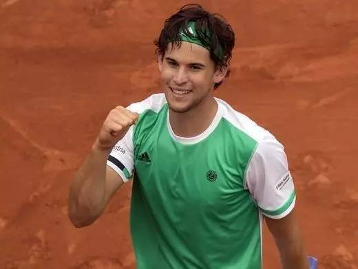 包含奥地利客场失利，前途艰难稍有挑战的词条