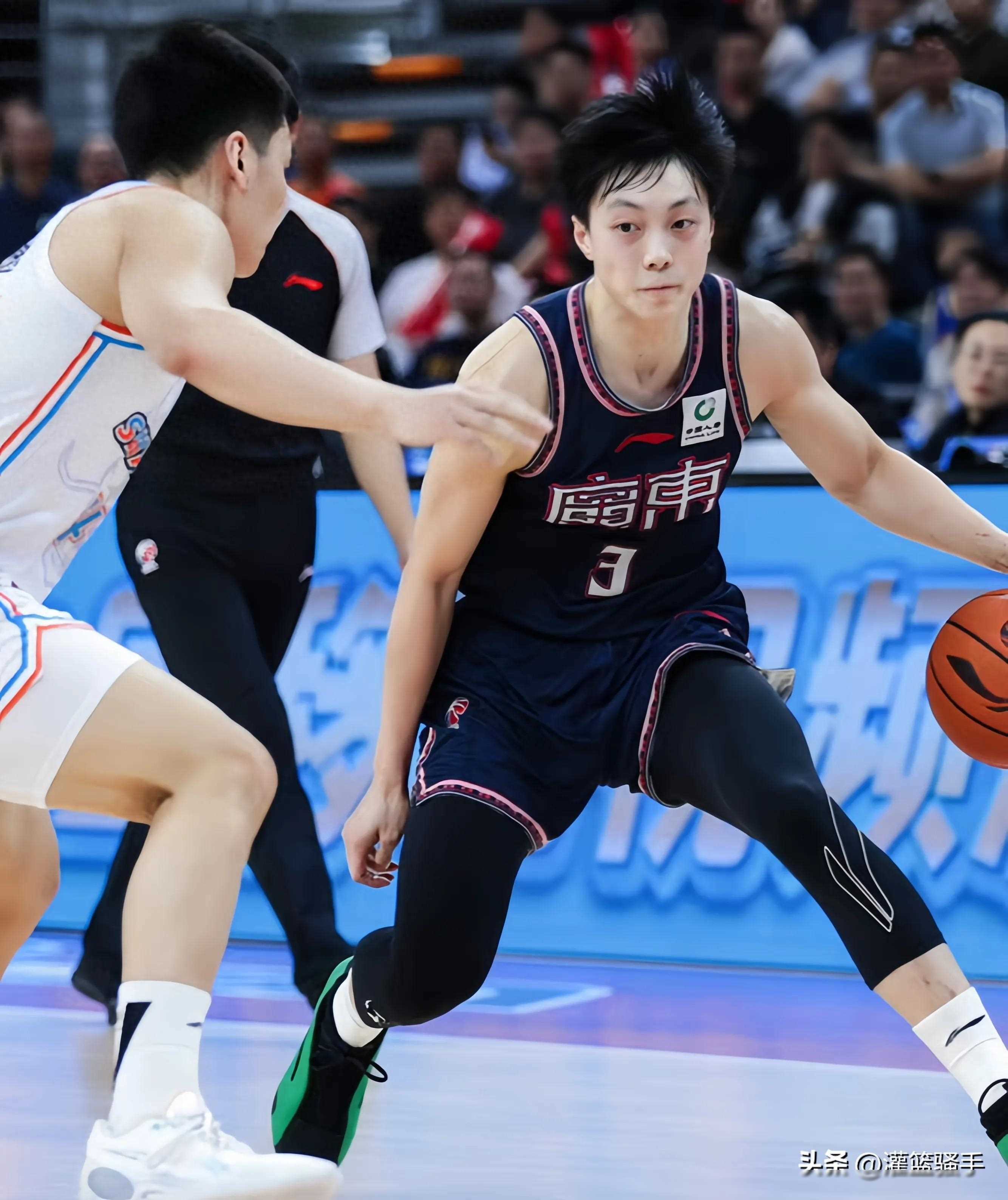 球员们在赛场上力争上游，实力强劲令人惊叹！的简单介绍