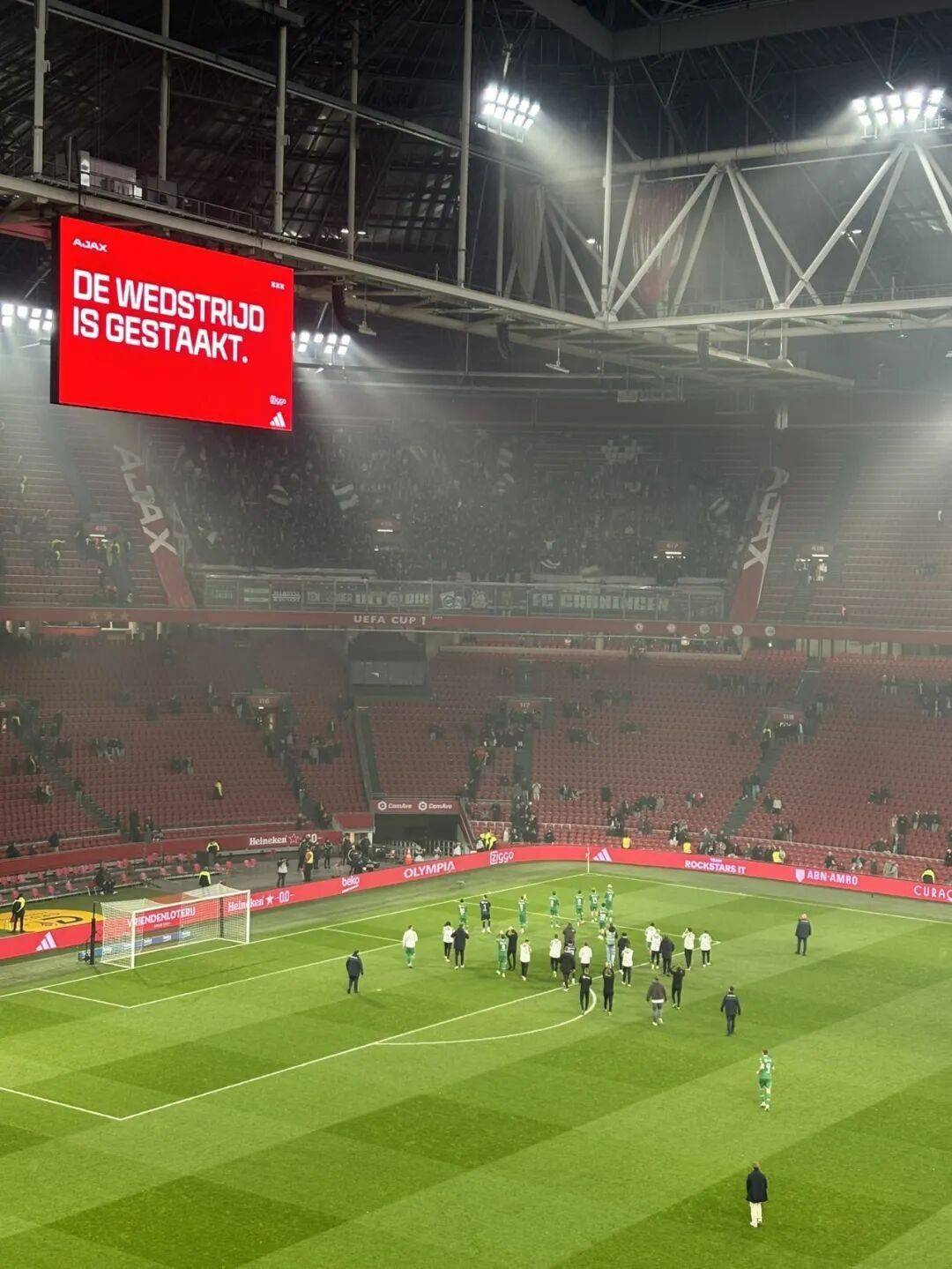 阿贾克斯逆袭:继续占据荷甲积分榜首