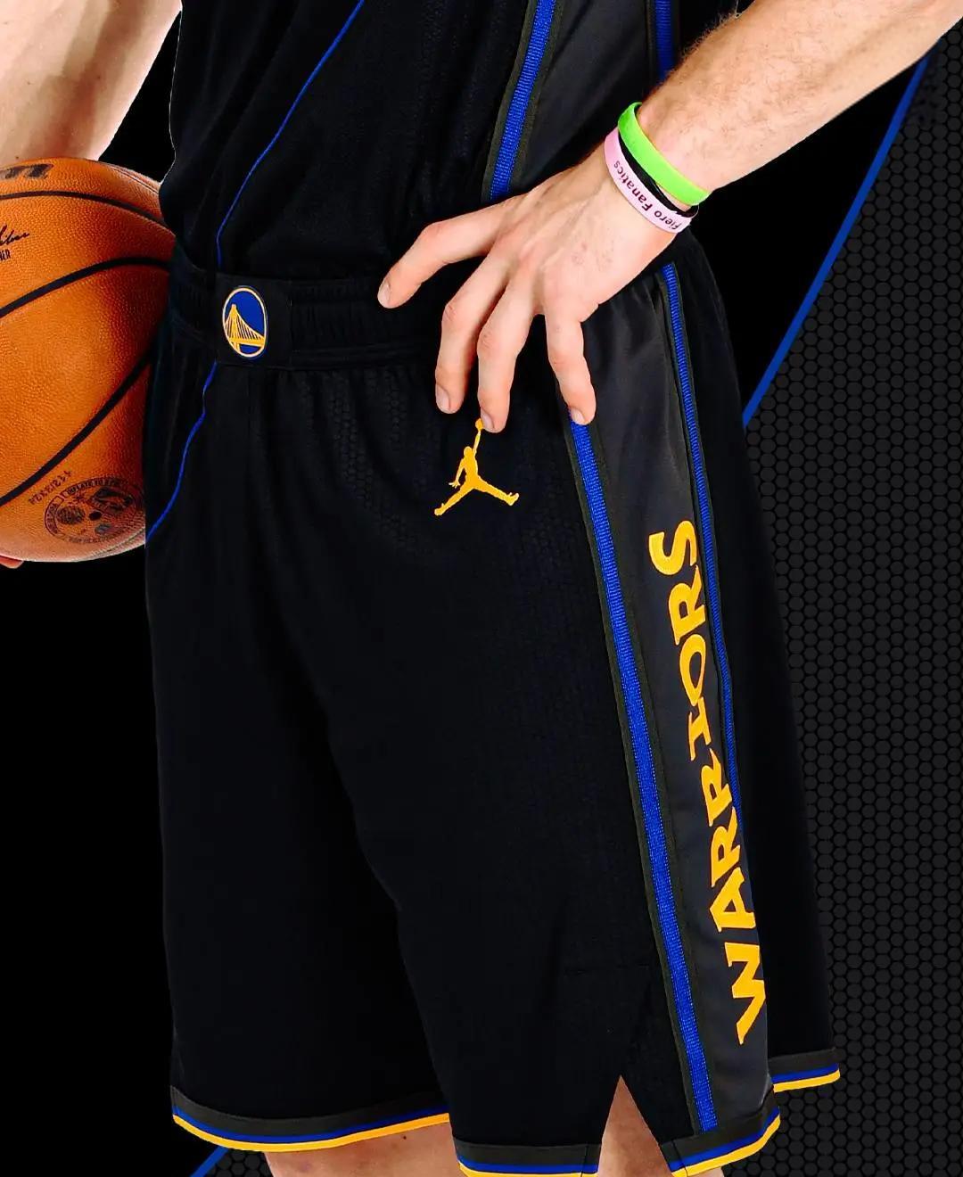 勇士队展示新赛季主场球衣,充满时尚设计感的简单介绍 勇士队展示新赛季主场球衣,充满时尚设计感的简单介绍