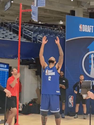 76人队核心球员砍下三双数据,成全队英雄 76人队核心球员砍下三双数据,成全队英雄