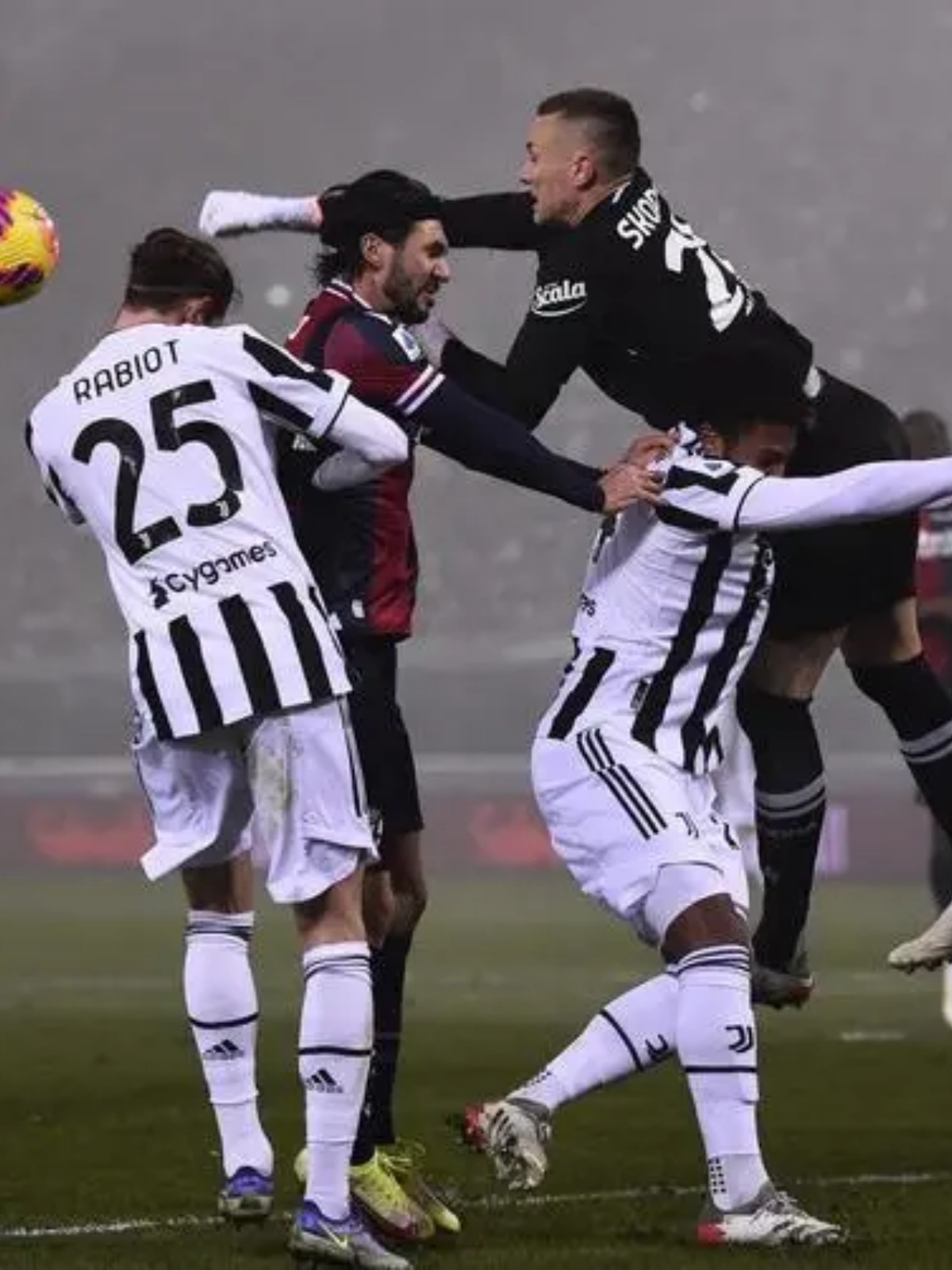 包含尤文图斯备战下一场欧战,需全力备战的词条