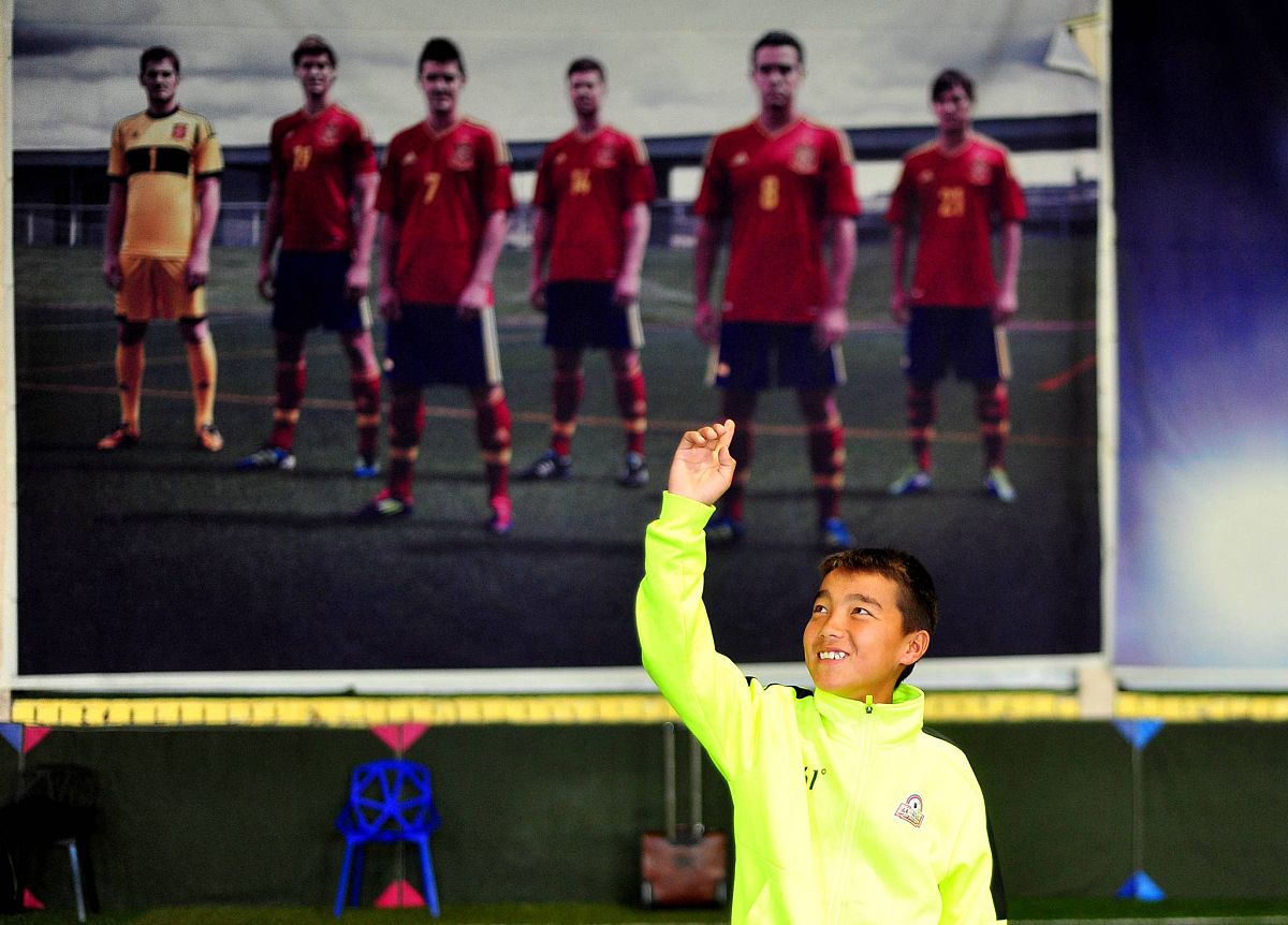 激烈的角逐,球员们在比赛中斗志昂扬!的简单介绍