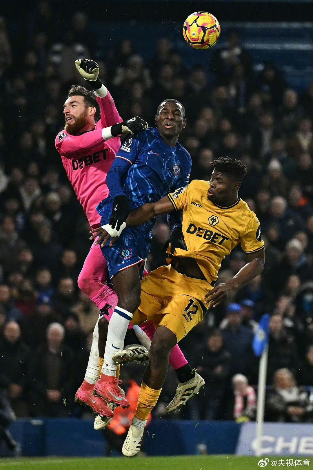 包含赛场上比分激烈角逐的球队获得胜利的词条