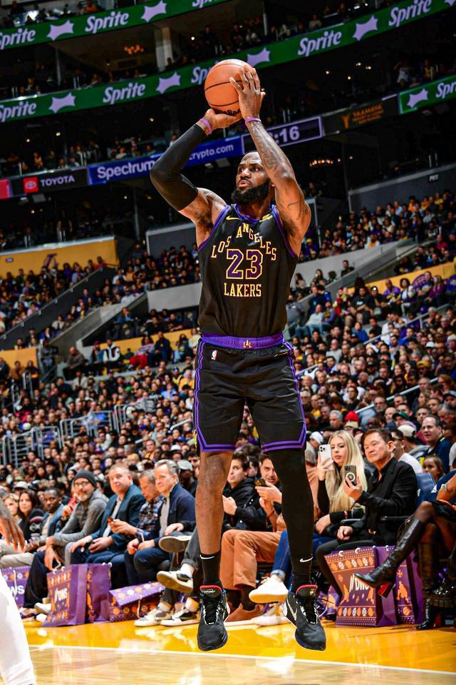 詹姆斯41+8+6惜败:湖人不敌湖人遭遇两连败的简单介绍