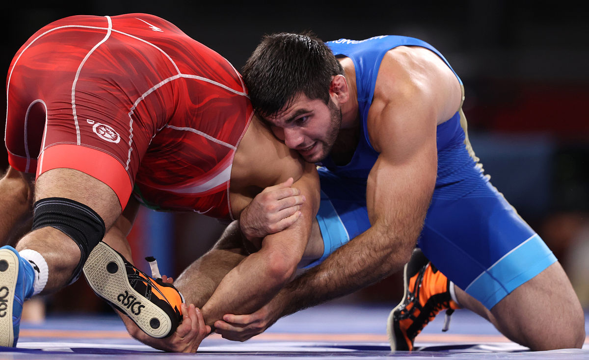 包含双方对垒，谁能在角逐中披荆斩棘的词条