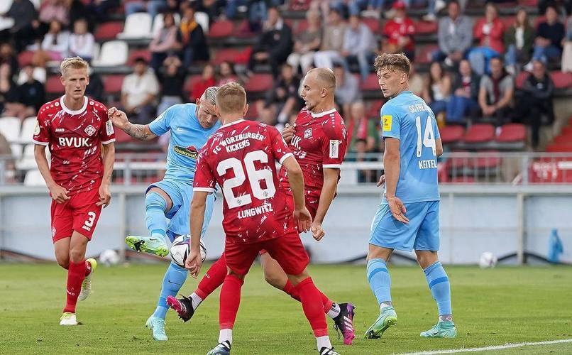 包含柏林赫塔做客沙尔克04，力争保级关键战的词条