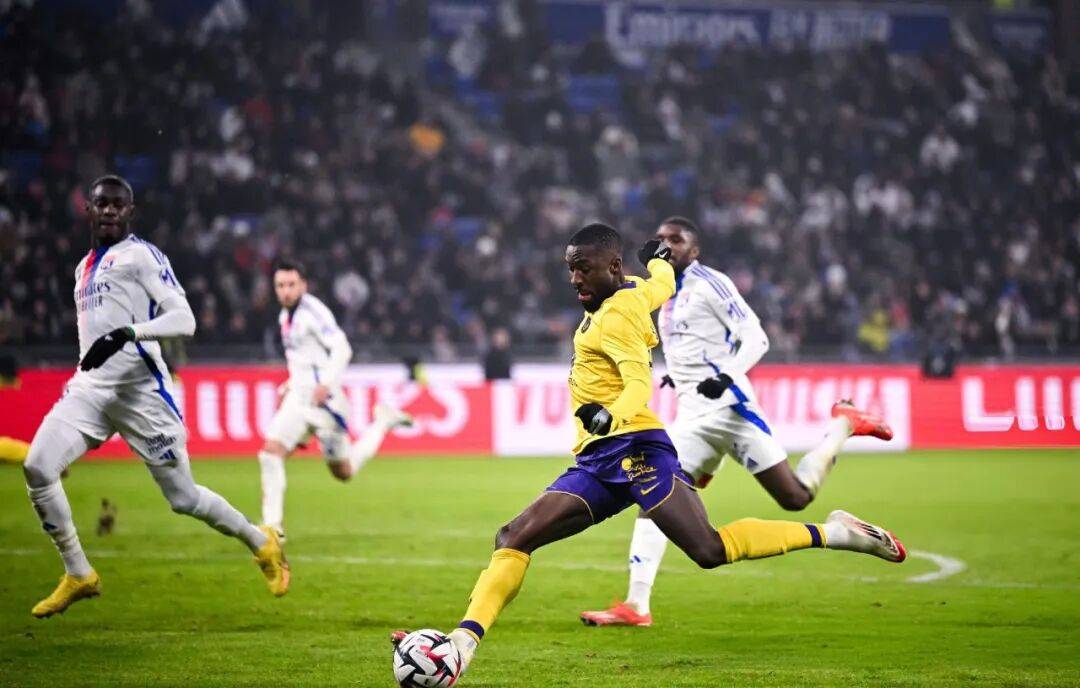 里尔球队后防稳固,客场零封对手的简单介绍