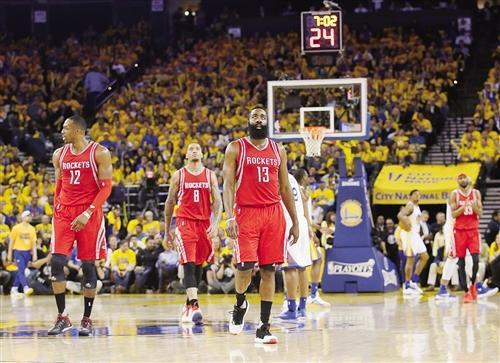 巨星连砍三双,带领球队取得惊人胜利 巨星连砍三双,带领球队取得惊人胜利