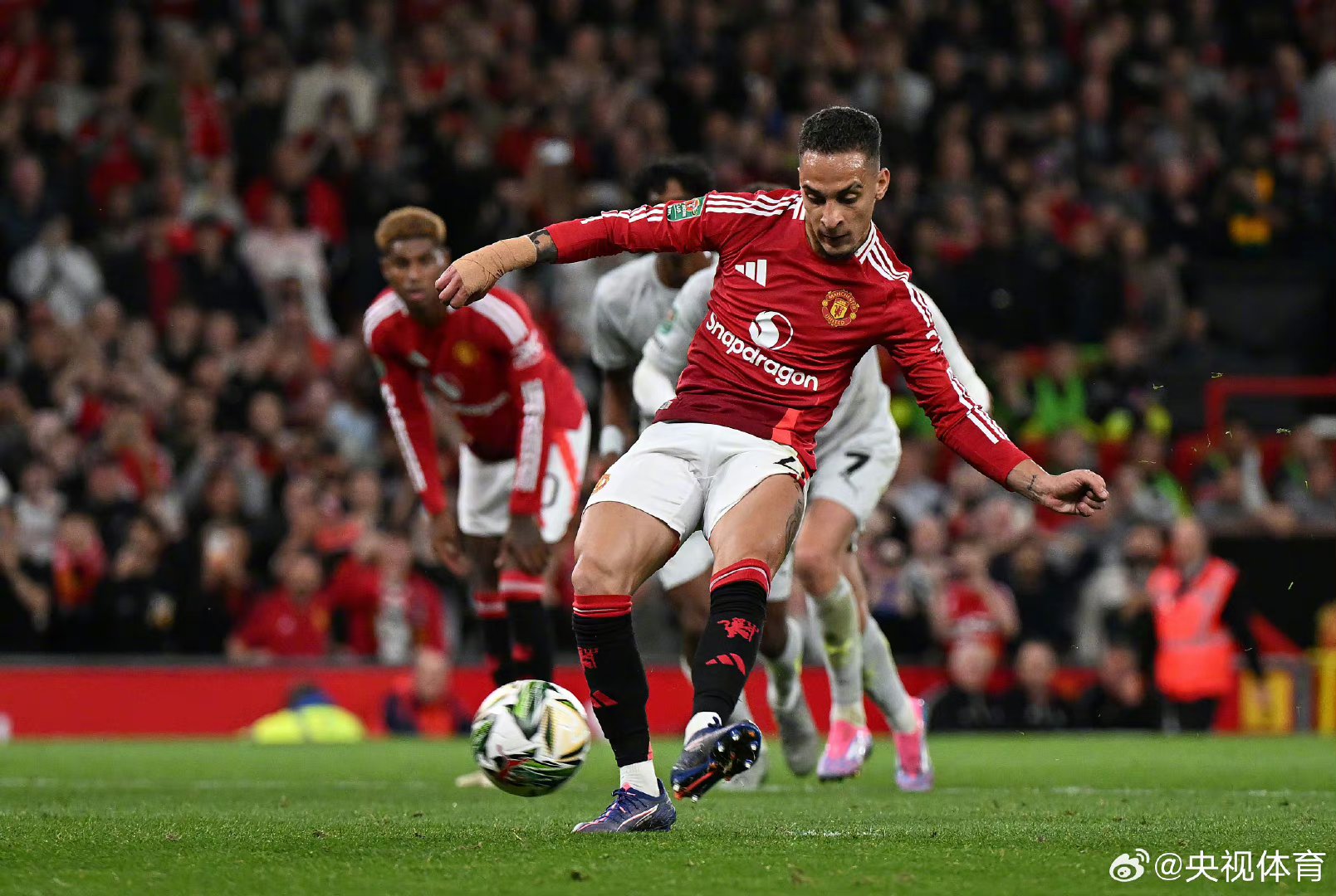 曼联主场小胜伯恩利,继续保持多线争冠的简单介绍