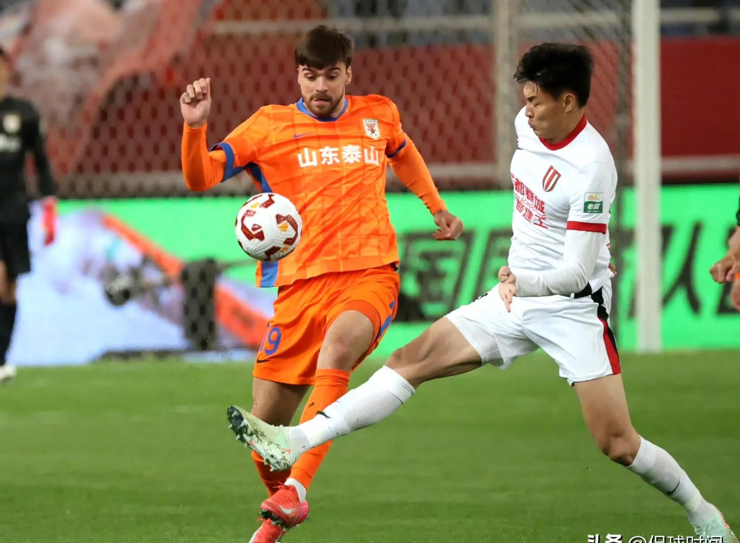 关于山东泰山完胜对手，稳固亚冠淘汰赛席位的信息