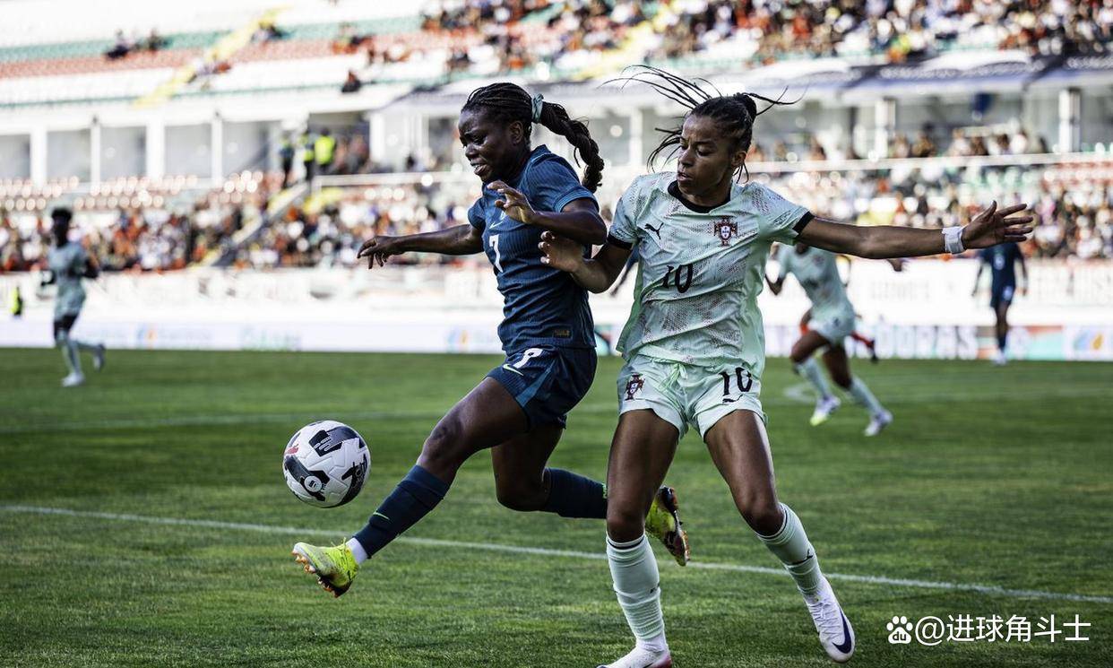 尼日利亚女足队员集体庆祝进球，团队精神感人