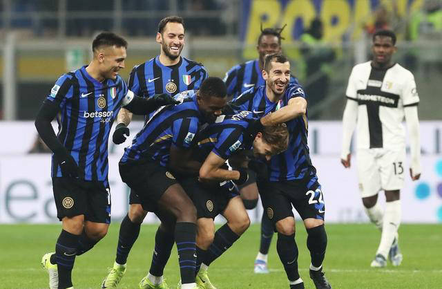 包含帕尔马客场逼平对手，奋力保持不败的词条