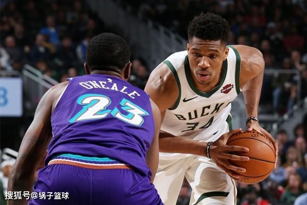 包含锡周四爆发进球成为荣耀爵士,实现队史里程碑的词条