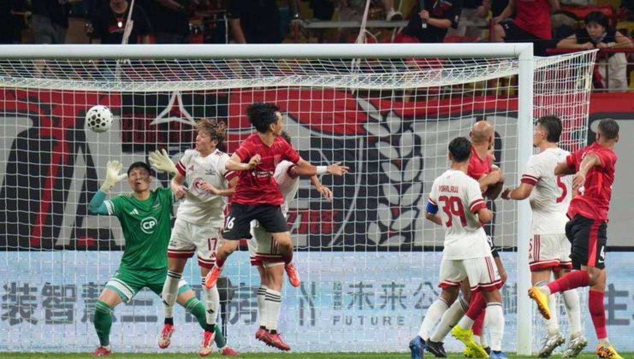 欢欣喜悦的比赛结果赢得球迷欢呼 欢欣喜悦的比赛结果赢得球迷欢呼