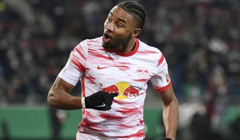 包含尤文图斯连战连捷，稳居积分榜前列的词条