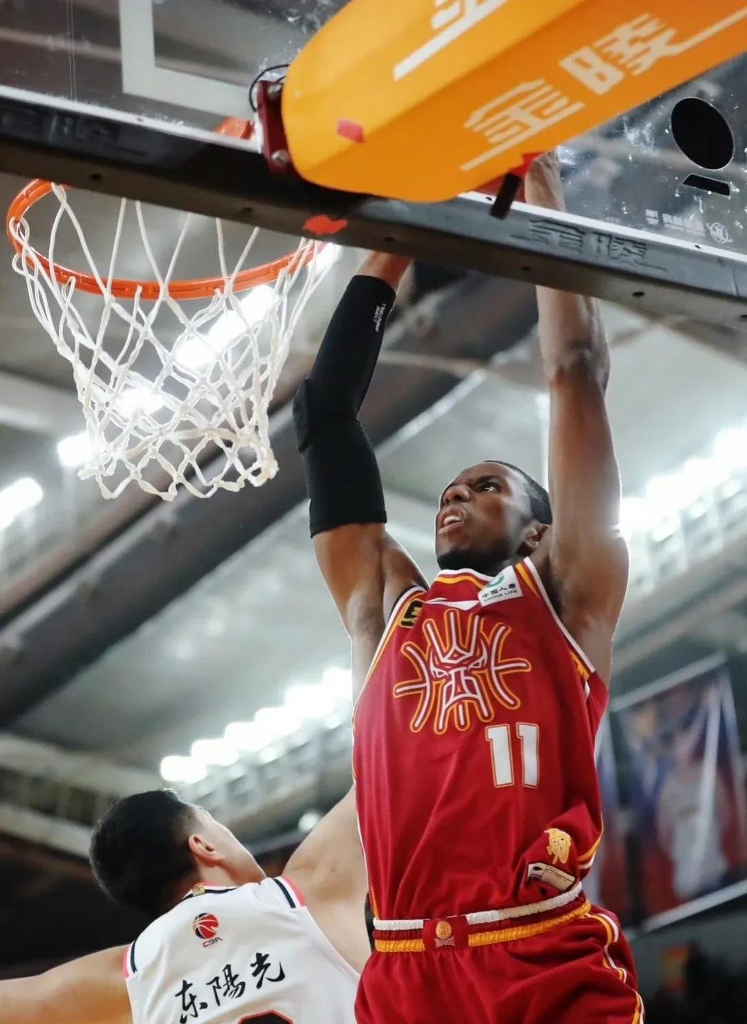 势均力敌的篮球比赛，看球员如何斗智斗勇！