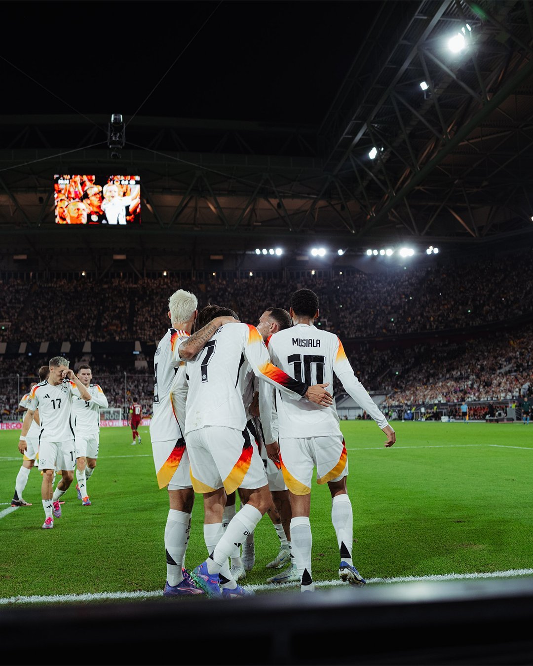 关于紧张时刻欧预赛，球队备战全力以赴，迎接挑战的信息