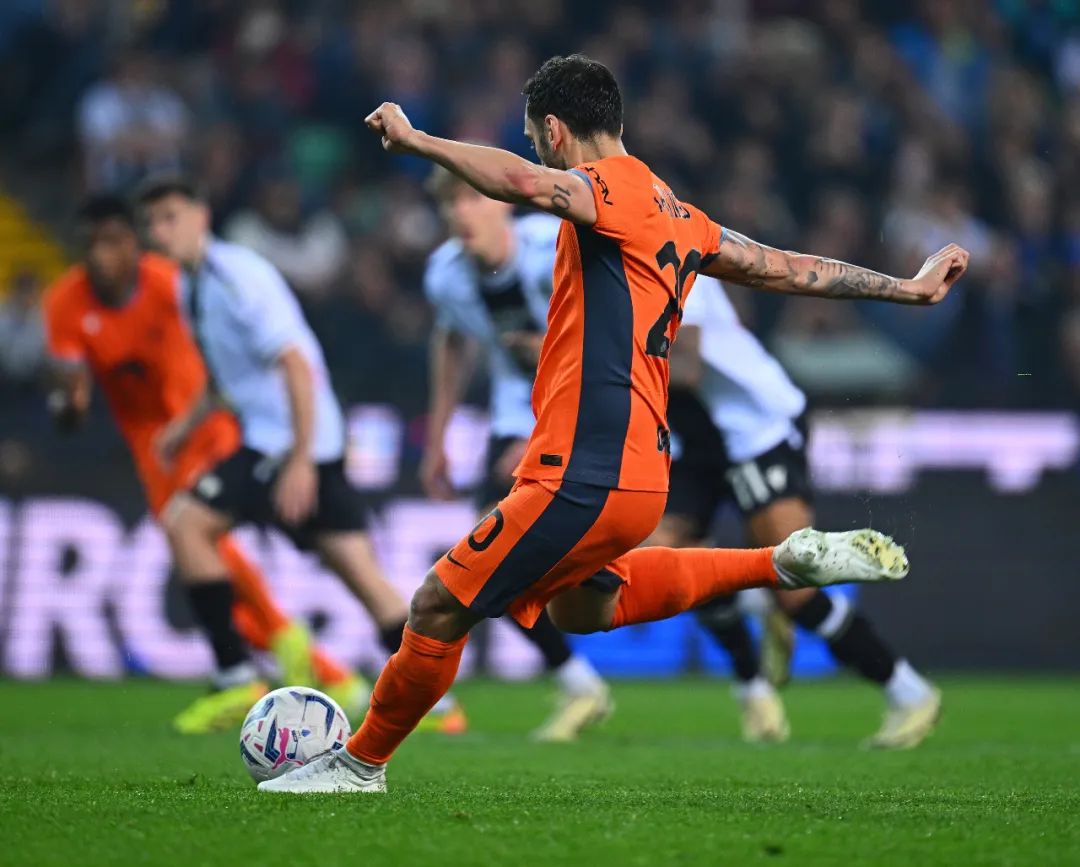 包含乌迪内斯中场表现出色，帮助球队赢得比赛的词条